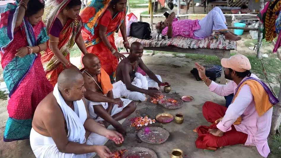 पितृ मोक्ष अमावस्या आज : पितरों को पिंडदान कर किया तर्पण, मांगा आशिर्वाद