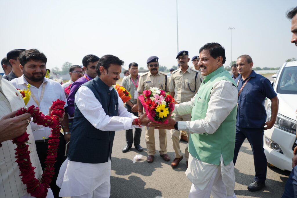 क्षेत्रीय उद्योग सम्मेलन रीवा लाइव: उपमुख्यमंत्री राजेंद्र शुक्ल ने मुख्यमंत्री डॉ. मोहन यादव का स्वागत किया